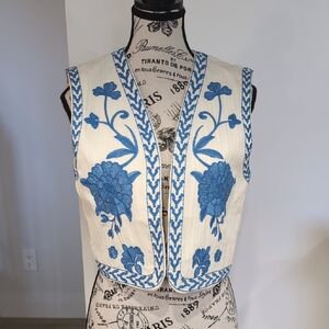 REBELLION AGAIN | Women's Ivory/Blue Floral Embroidered Cropped Open Vest NWOT